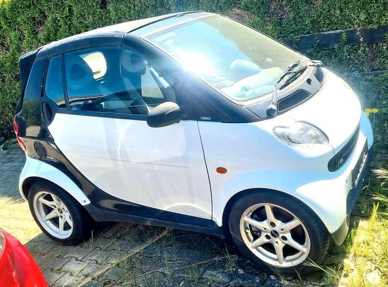 Weiß Gebraucht 2001 Smart ForTwo Cabrio Cabrio | 1.199 € - Bild 1/4