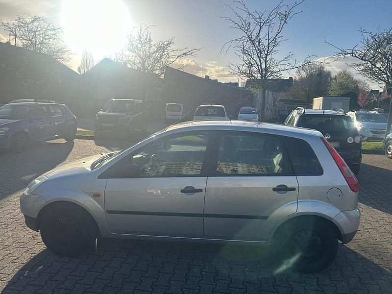 Gebraucht Ford Fiesta 80 PS (58 kW) 2002 Grau Kleinwagen