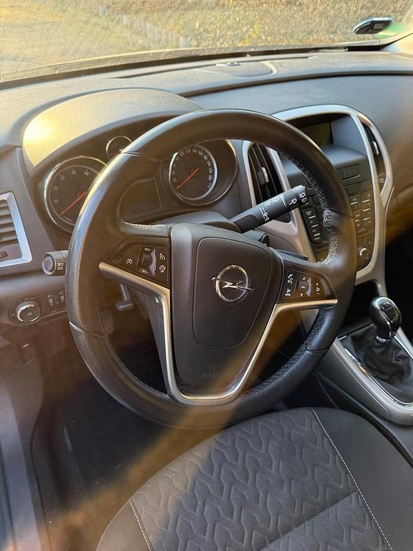 Gebraucht Opel Astra Active 87 PS (63 kW) 2013 Silber Limousine