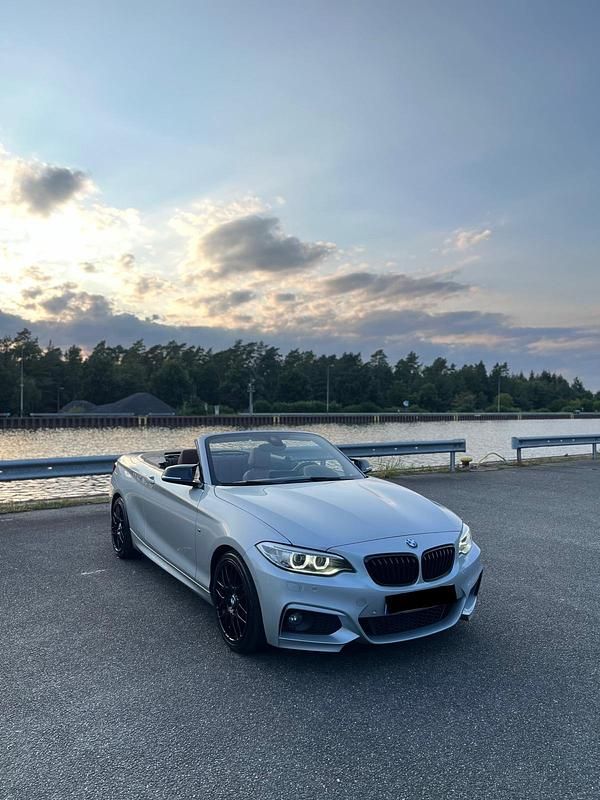 Silber Gebraucht 2016 BMW 220 M Sport Cabrio | 20.799 € (Fairer Preis) - Bild 1/4