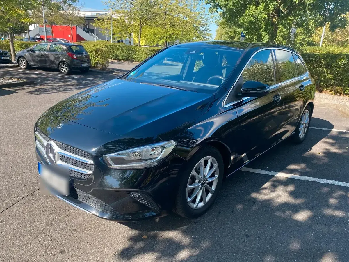 Gebraucht Mercedes B180 136 PS (100 kW) 2019 Schwarz Kleinwagen