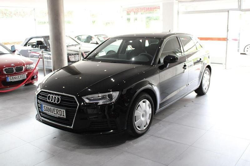 Brillantschwarz Gebraucht 2020 Audi A3 Sportback Sport Limousine | 15.990 € (Superpreis) - Bild 1/4