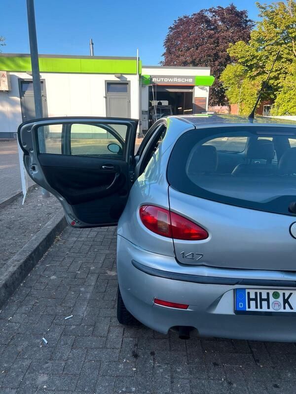 Grau Gebraucht 2004 Alfa Romeo 147 Kleinwagen | 800 € (Fairer Preis) - Bild 1/4