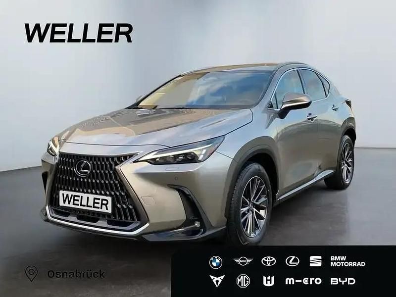 Titaniumsilber metallic Gebraucht 2025 Lexus NX450h+ E-FOUR Executive Line SUV | 54.885 € (Guter Preis) - Bild 1/3