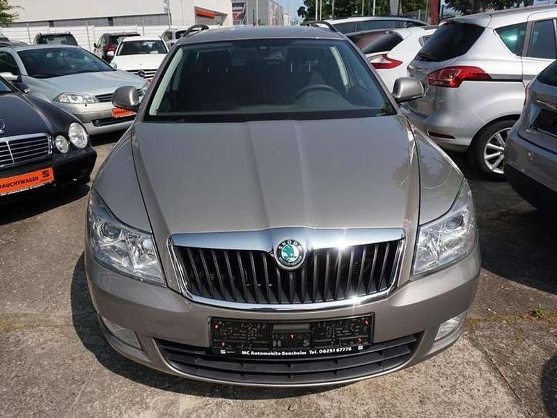 Gebraucht Skoda Octavia Ambition 105 PS (77 kW) 2013 Cappuccinobeige Kombi