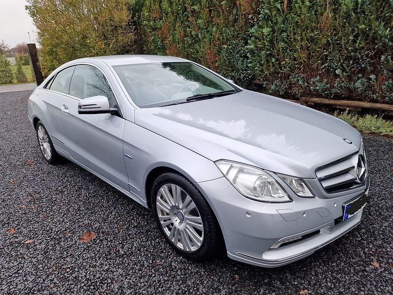 Silber Gebraucht 2010 Mercedes E250 Avantgarde Coupé | 13.900 € (Etwas zu teuer) - Bild 1/4