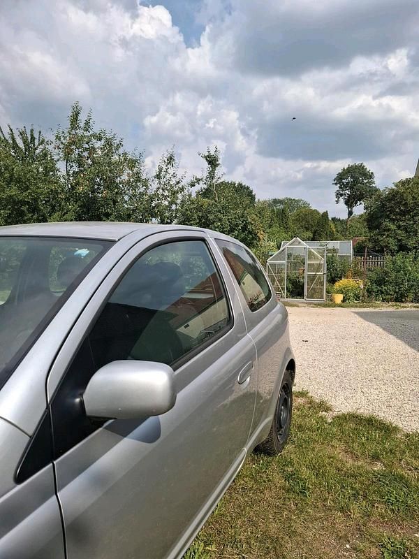 Gebraucht Toyota Yaris 65 PS (47 kW) 2004 Silber Kleinwagen