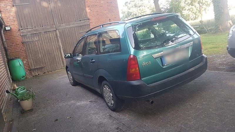 Grün Gebraucht 2000 Ford Focus Ghia Kombi | 400 € (Fairer Preis) - Bild 1/3