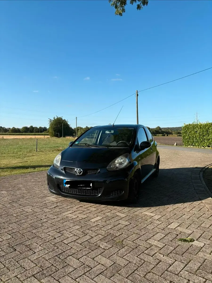 Gebraucht Toyota Aygo 68 PS (50 kW) 2011 Schwarz Kleinwagen