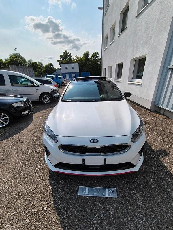 Weiß Gebraucht 2021 Kia ProCeed GT Kleinwagen | 21.999 € (Guter Preis) - Bild 1/4