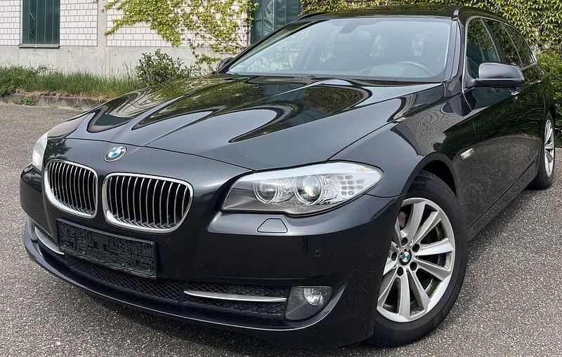 Sophistograu brillanteffekt Gebraucht 2012 BMW 520 Performance Kombi | 11.280 € (Guter Preis) - Bild 1/4