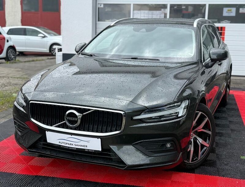 Pine grey / metallic Gebraucht 2020 Volvo V60 Momentum Kombi | 24.999 € (Superpreis) - Bild 1/4