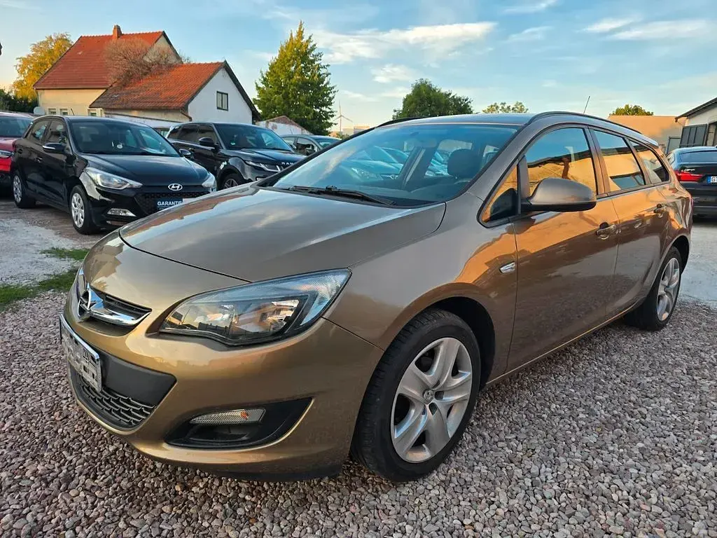Gebraucht Opel Astra Edition 101 PS (74 kW) 2013 Braun Kombi
