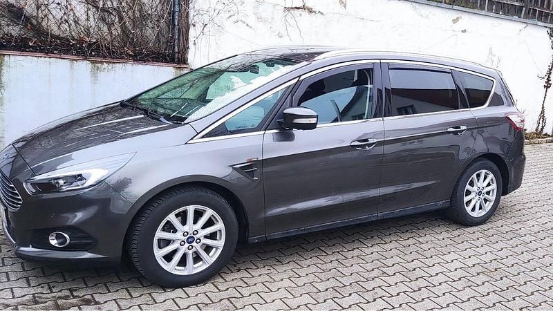 Gebraucht Ford S-MAX Titanium 150 PS (110 kW) 2016 Grau Van / Kleinbus
