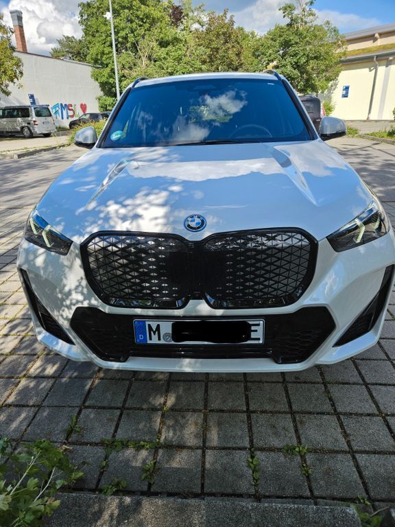 Weiß Gebraucht 2023 BMW iX1 Comfort Edition SUV | 48.000 € (Etwas zu teuer) - Bild 1/4