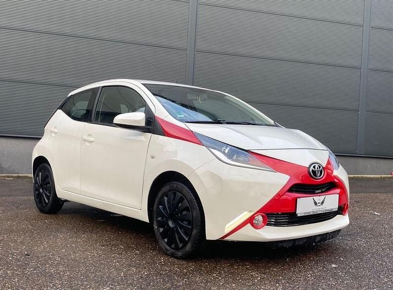 Weiß Gebraucht 2015 Toyota Aygo X-play Kleinwagen | 4.980 € (Guter Preis) - Bild 1/4