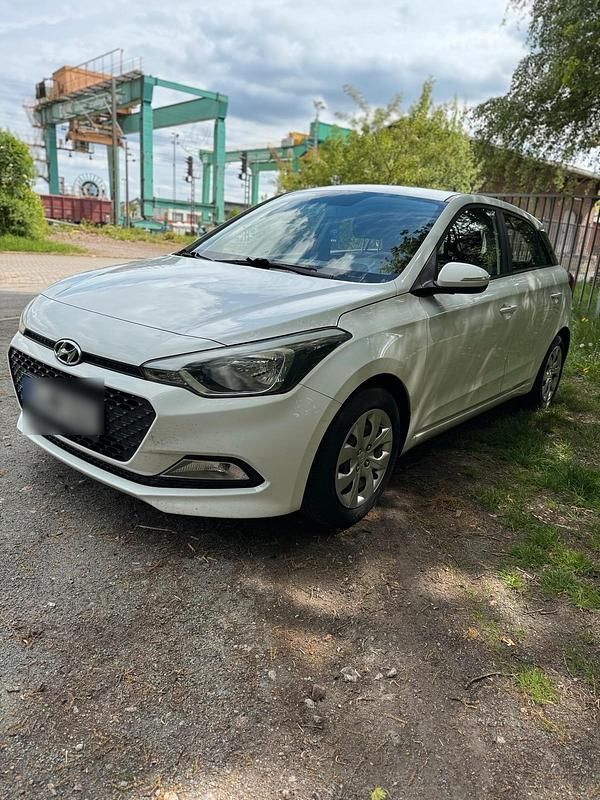 Weiß Gebraucht 2017 Hyundai i20 Active Kleinwagen | 8.999 € (Guter Preis) - Bild 1/4