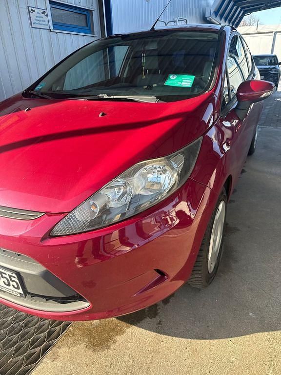 Gebraucht Ford Fiesta Ambiente 82 PS (60 kW) 2009 Rot Kleinwagen
