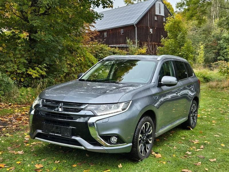Grau Gebraucht 2016 Mitsubishi Outlander P-HEV Plus SUV | 10.990 € (Fairer Preis) - Bild 1/4