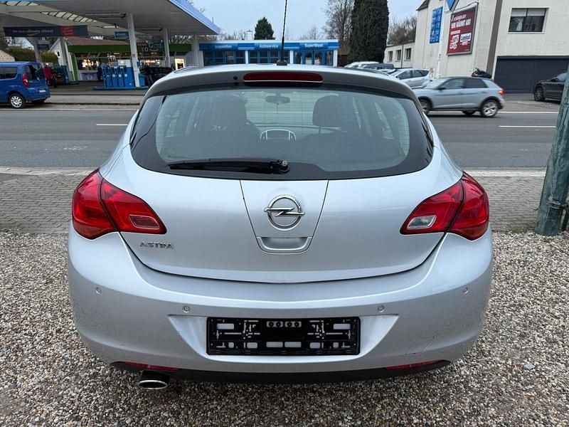 Gebraucht Opel Astra Edition 120 PS (88 kW) 2012 Silber Kleinwagen