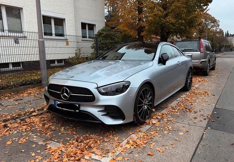 Silber Gebraucht 2021 Mercedes E220 AMG line Coupé | 43.200 € (Etwas zu teuer) - Bild 1/4