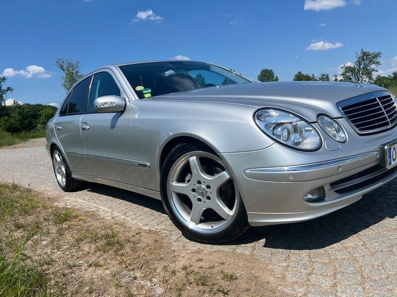 Silber Gebraucht 2004 Mercedes E220 Avantgarde Limousine | 18.999 € - Bild 1/4