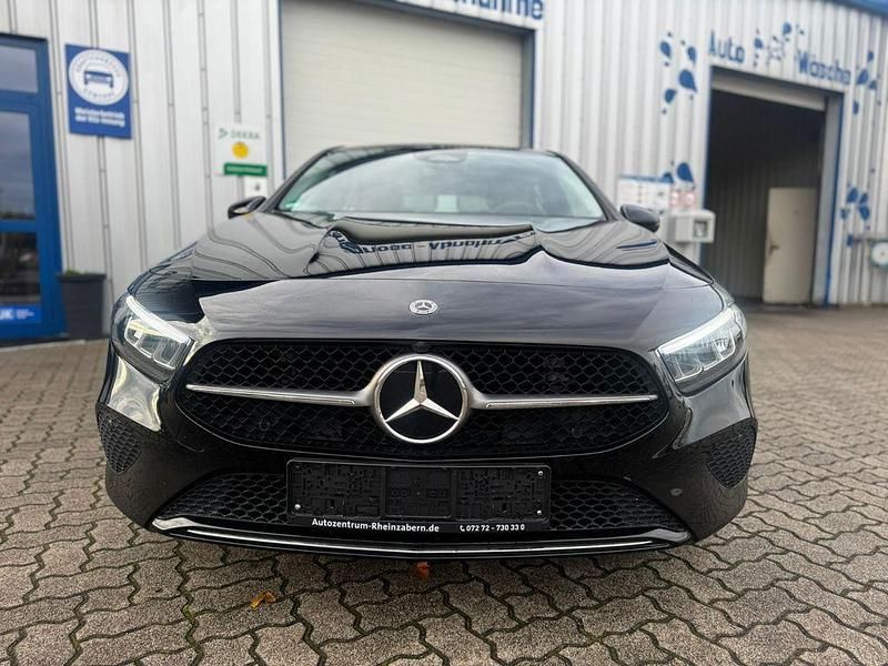Gebraucht Mercedes A180 136 PS (100 kW) 2024 Schwarz Limousine