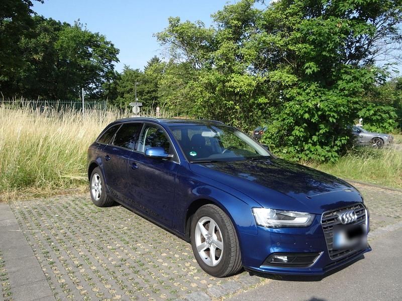 Gebraucht Audi A4 143 PS (105 kW) 2012 Blau Kombi