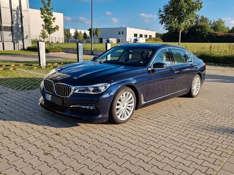 Blau Gebraucht 2017 BMW 740L Limousine | 38.600 € (Teuer) - Bild 1/4