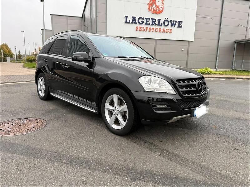 Schwarz Gebraucht 2011 Mercedes ML350 Sport SUV | 13.900 € (Fairer Preis) - Bild 1/4