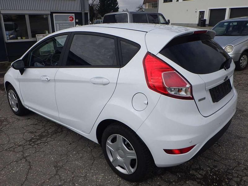Gebraucht Ford Fiesta Celebration 101 PS (74 kW) 2016 Frostweiß Kleinwagen