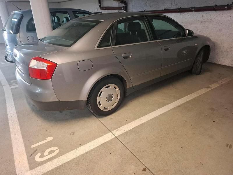Grau Gebraucht 2003 Audi A4 Limousine | 1.777 € (Fairer Preis) - Bild 1/4