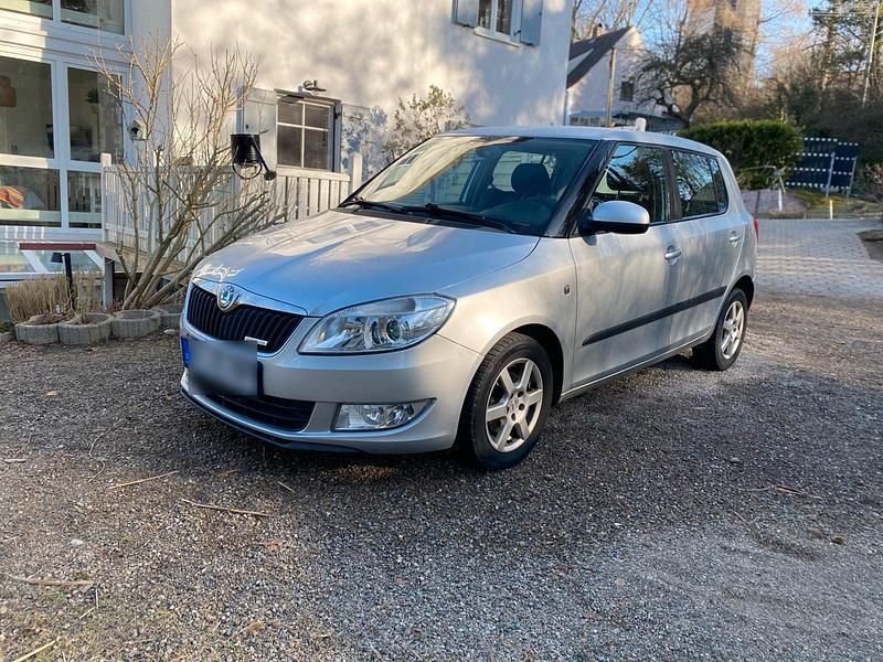 Silber Gebraucht 2011 Skoda Fabia GreenLine Kleinwagen | 3.100 € (Etwas zu teuer) - Bild 1/4