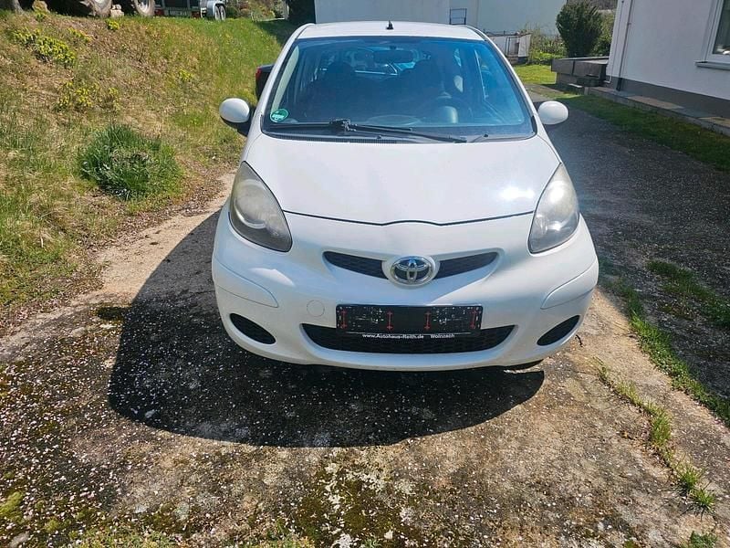 Gebraucht Toyota Aygo 68 PS (50 kW) 2012 Weiß Kleinwagen