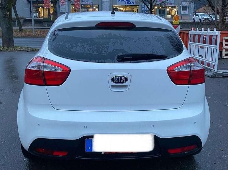 Gebraucht Kia Rio Edition 7 86 PS (63 kW) 2014 Weiß Limousine