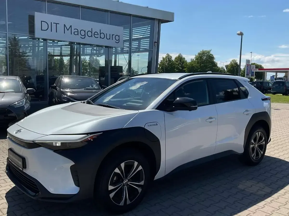 Gebraucht Toyota bZ4X Basis 150 kW (204 PS) 2023 Platinumweiß perleffekt SUV
