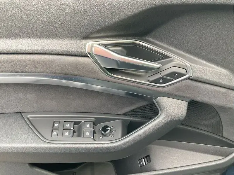 Second-hand Audi e-tron Sportback 300 kW (408 CP) 2023 Albastru SUV
