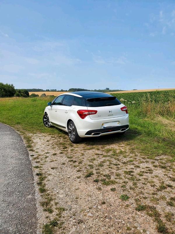 Weiß Gebraucht 2014 DS Automobiles DS5 Kleinwagen | 10.999 € - Bild 1/4