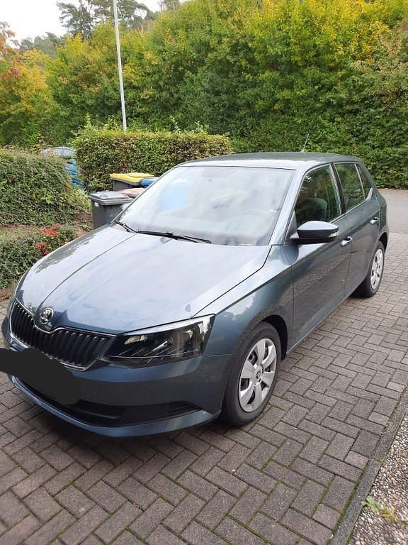 Grau Gebraucht 2018 Skoda Fabia Limousine | 10.500 € (Guter Preis) - Bild 1/4