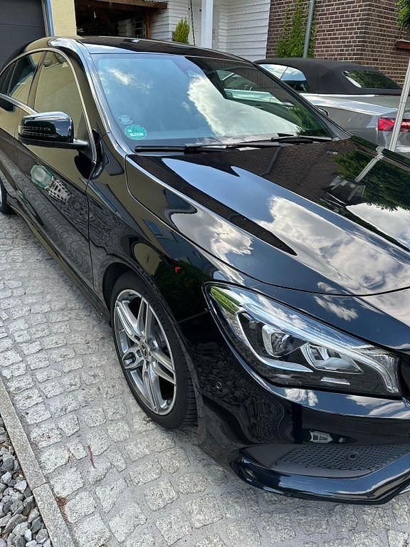 Schwarz Gebraucht 2019 Mercedes CLA180 Shooting Brake AMG line Kombi | 16.900 € (Fairer Preis) - Bild 1/4