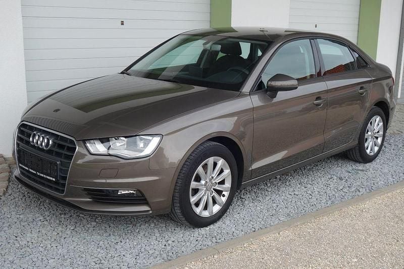 Grau Gebraucht 2016 Audi A3 Attraction Limousine | 13.499 € (Guter Preis) - Bild 1/4