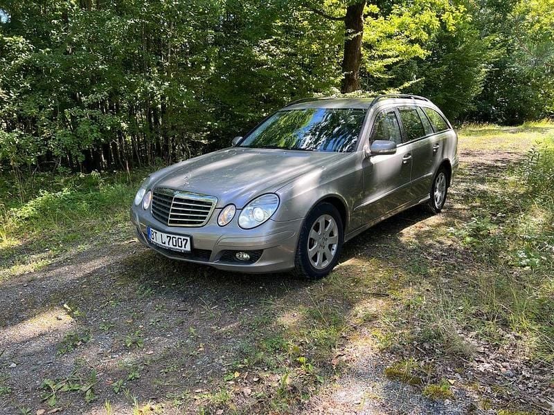 Beige Gebraucht 2008 Mercedes E220 Limousine | 4.650 € (Fairer Preis) - Bild 1/4