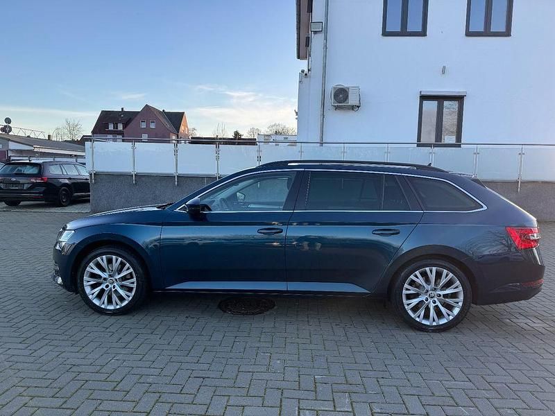 Blau Gebraucht 2022 Skoda Superb Ambition Kombi | 16.750 € (Fairer Preis) - Bild 1/4