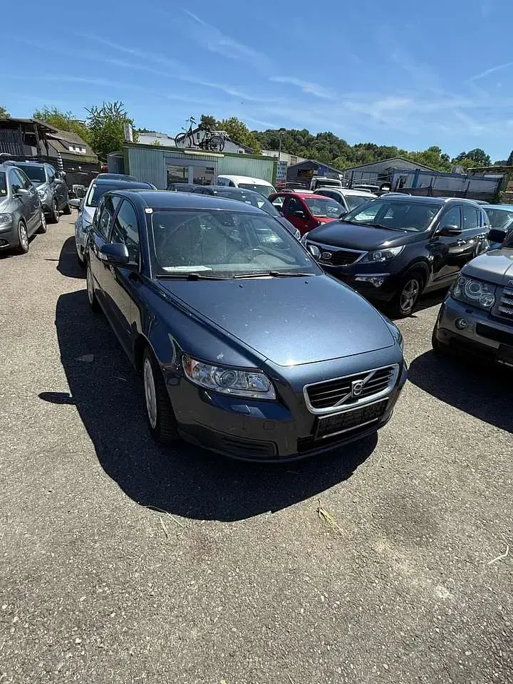 Gebraucht Volvo V50 109 PS (80 kW) 2010 Barents blue pearl / metallic Kombi