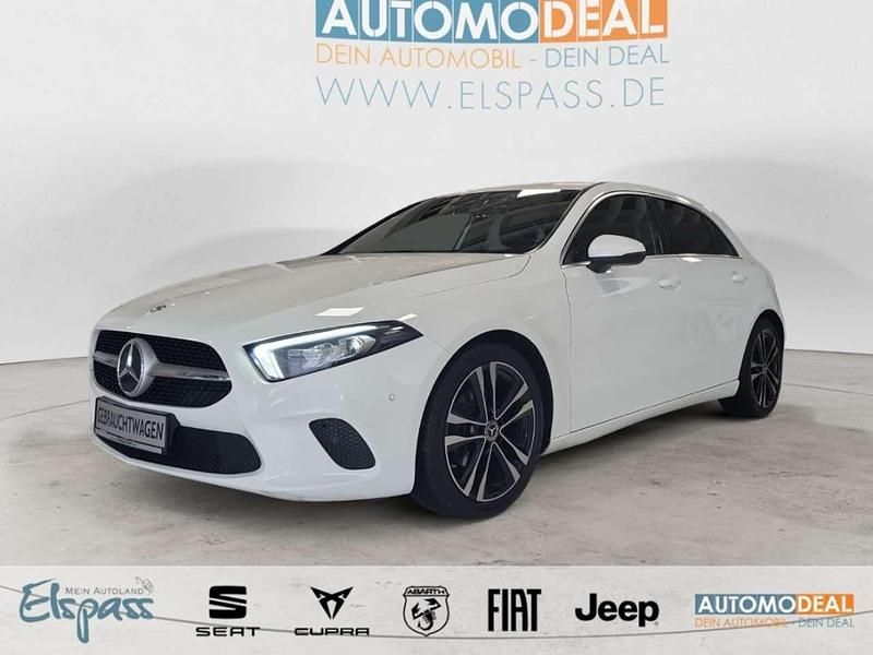 Weiss Gebraucht 2019 Mercedes A180 Edition Limousine | 22.389 € (Fairer Preis) - Bild 1/4