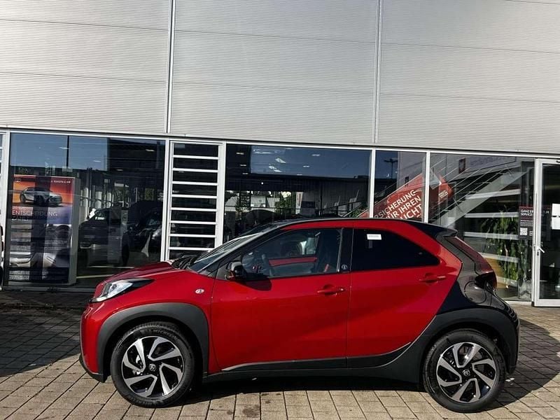 Neu Toyota Aygo X 72 PS (52 kW) 2025 Chili red perleffekt/dach myst SUV