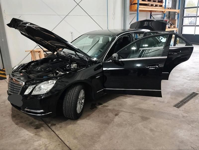 Schwarz Gebraucht 2010 Mercedes E250 Limousine | 10.200 € (Fairer Preis) - Bild 1/4