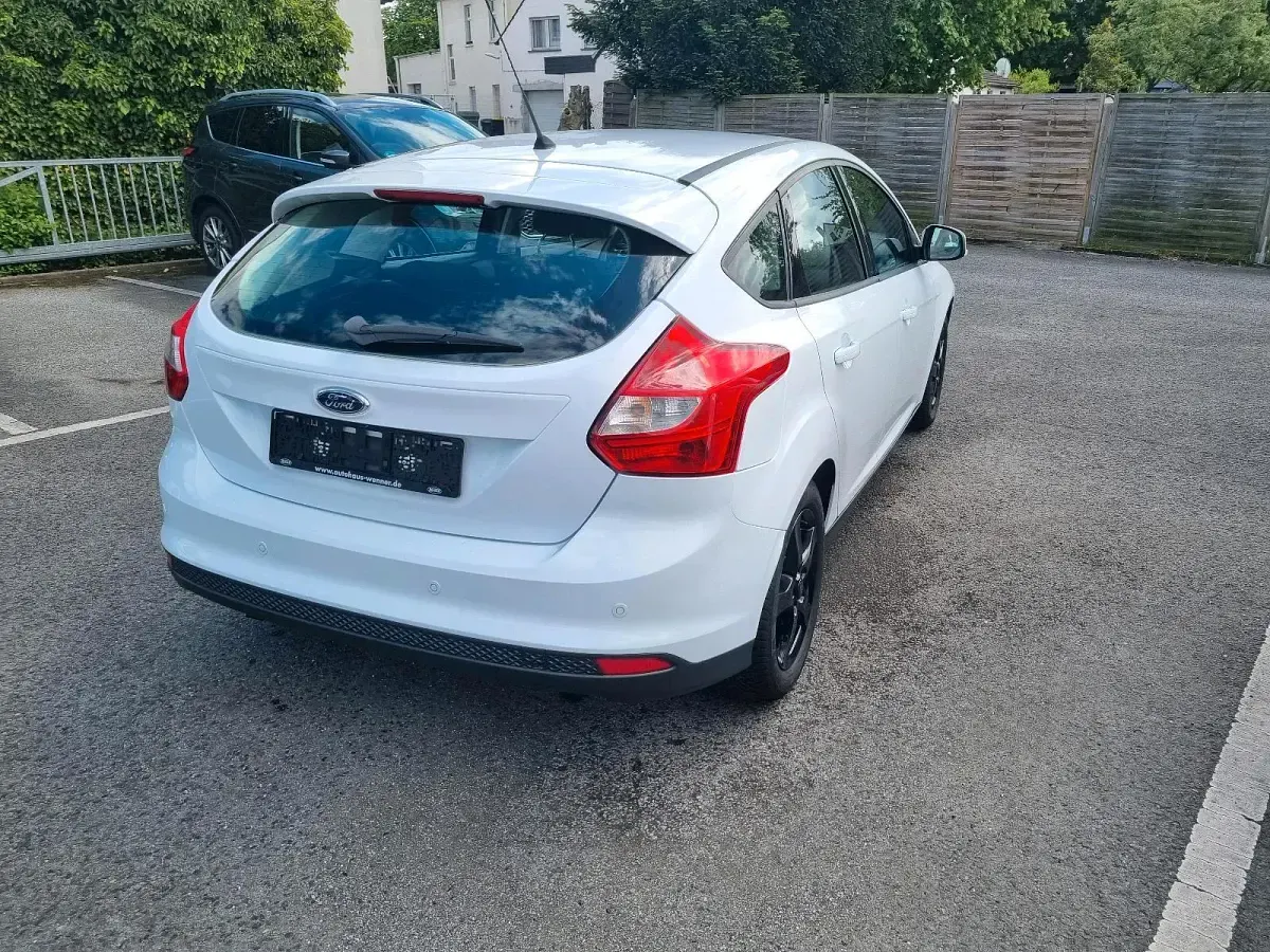 Gebraucht Ford Focus 104 PS (76 kW) 2011 Weiß Limousine