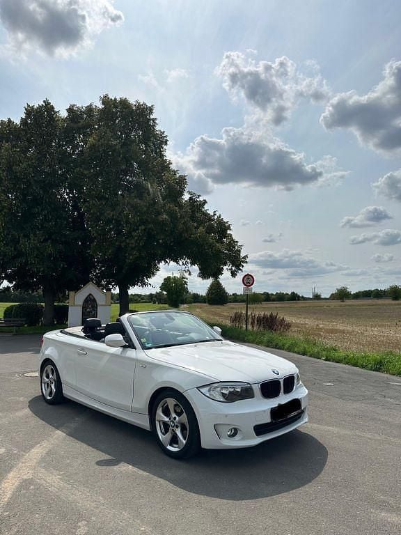 Weiß Gebraucht 2013 BMW 118 Cabriolet Efficient Dynamics Cabrio | 10.999 € (Fairer Preis) - Bild 1/4