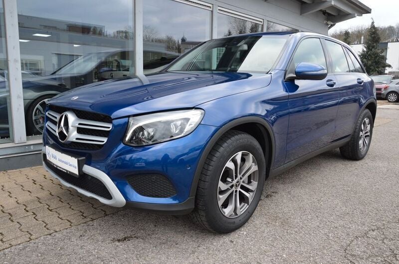 Brilliantblau metallic Gebraucht 2018 Mercedes GLC250 SUV | 24.990 € (Superpreis) - Bild 1/4